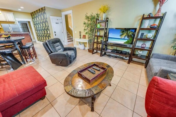 Téléviseur connecté, livres, bureau