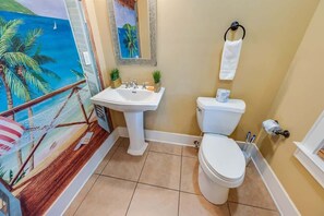 Dusj, hårføner og håndklær