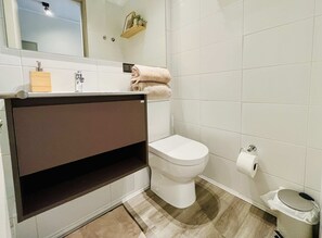 Shower, hair dryer, towels