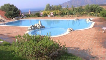 Værelse til 4 personer - eget badeværelse (Junior Suite) | Udendørs pool | Sæsonbestemt udendørs pool