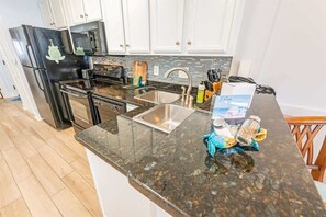 Een koelkast, een microgolfoven, een oven, een kookplaat