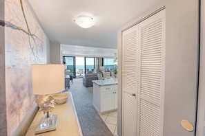 Ein modernes Hotelzimmer mit Meerblick, einem Essbereich und einer Küche.
