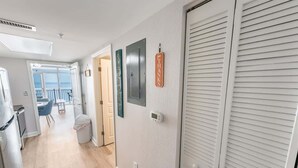 Ein Flur mit Meerblick, einer Küchenzeile und einem geschlossenen Kleiderschrank.