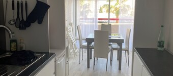 Large T3 with sea/mountain view, 2mn from the beach 