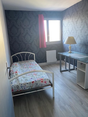 Iron/ironing board, WiFi