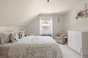 3 bedrooms, iron/ironing board, travel cot, free WiFi - Charming 3-bedroom cottage in fabulous Greenport (Greenport)