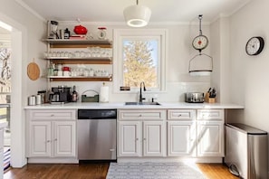 Fridge, microwave, oven, stovetop - Charming 3-bedroom cottage in fabulous Greenport (Greenport)