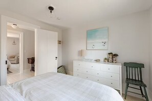 3 habitaciones, tabla de planchar con plancha y cuna de viaje 