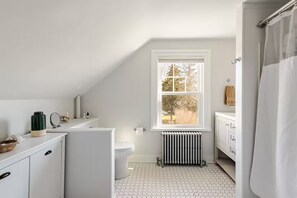 Sèche-cheveux, serviettes fournies, savon, shampoing
