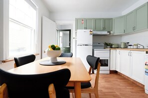 Køleskab, mikrobølgeovn, ovn, kogeplade