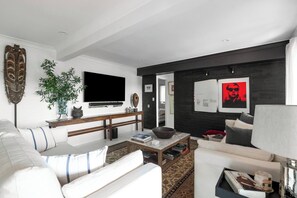 House, 3 Bedrooms, Smoking, Balcony | Living room | Books - Heavenly Avalon Sunseeker (Avalon Beach)