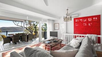House, 3 Bedrooms, Smoking, Balcony | Living room | Books