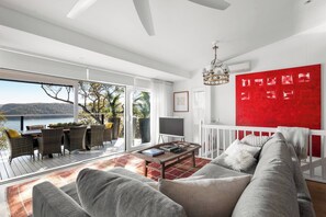 House, 3 Bedrooms, Smoking, Balcony | Living room | Books - Heavenly Avalon Sunseeker (Avalon Beach)