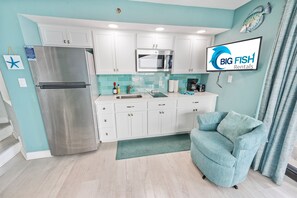 冷蔵庫、電子レンジ、コンロ、コーヒー / ティーメーカー