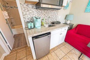 Réfrigérateur, micro-ondes, plaque de cuisson, cafetière/bouilloire