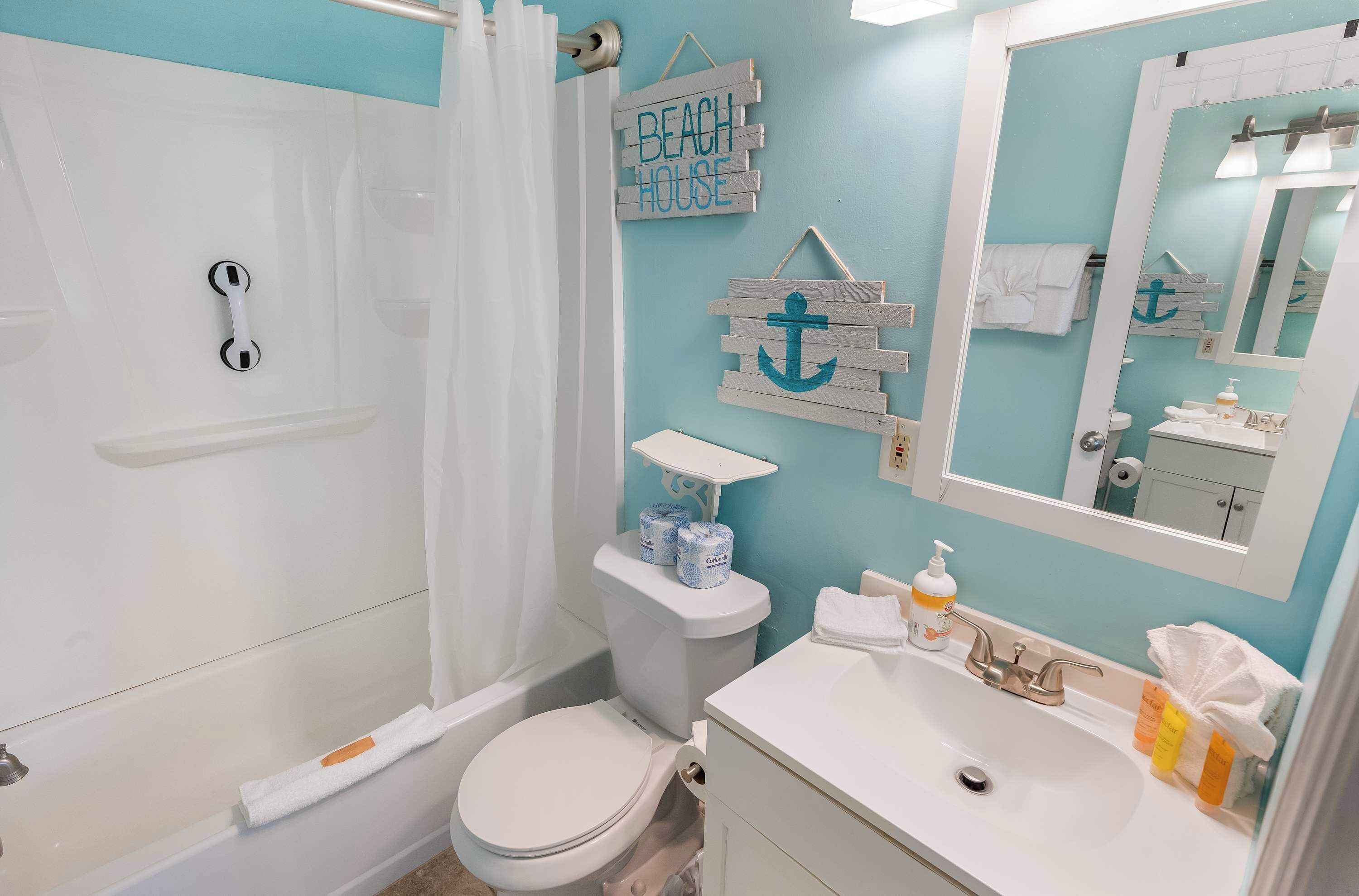 Een douche, handdoeken, shampoo