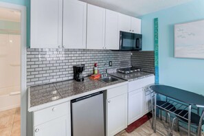 Refrigerador, microondas, lavavajillas y tostadora 