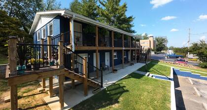 Cozy 2BR Near Casino | Queen Beds & Free Parking