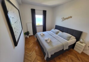 1 dormitori, un bressol de viatge, wifi i roba de llit