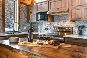 Fridge, microwave, oven, stovetop - Refuge Tremblant Spa Ski 11min (Lac-Supérieur)