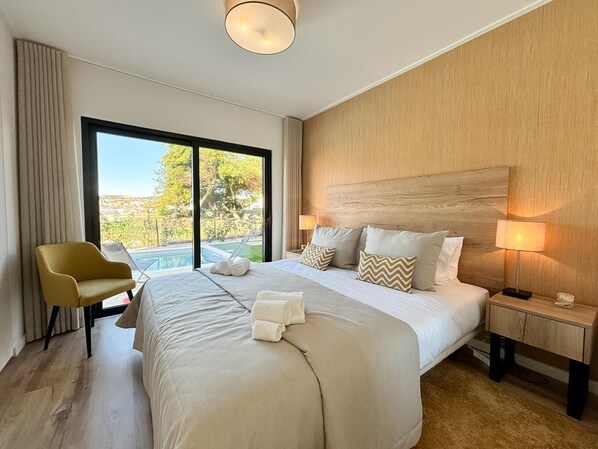 3 slaapkamers, een strijkplank/strijkijzer, gratis wifi, beddengoed