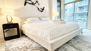 1 habitación, escritorio, tabla de planchar con plancha y cuna de viaje 