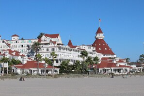 Een groot resort met meerdere gebouwen, rode daken en een vlag erop.