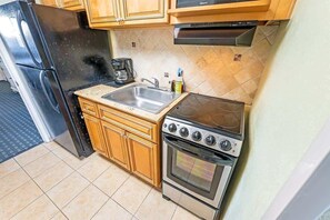 Fridge, microwave, oven, stovetop - Direct Oceanfront, Newly Remodeled & Heated Pools! (Myrtle Beach)