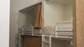 Habitación con literas, con una cortina en la litera inferior.