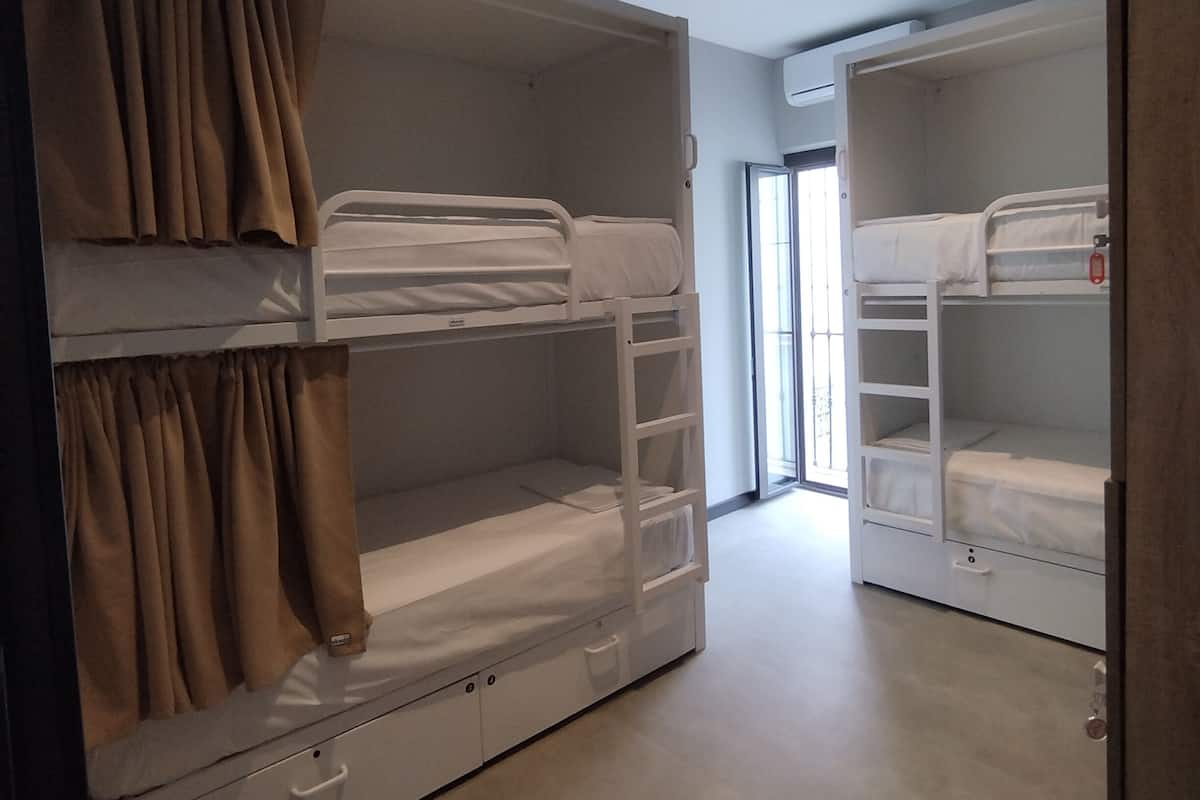 Dormitorio compartido, dormitorio mixto | Caja de seguridad en la habitación y insonorización