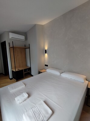 Superior Double Room | In-room safe, soundproofing, iron/ironing board, free WiFi - Sweet Sevilla Hostel  (Seville)