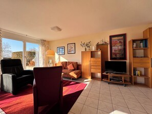 TV, DVD player, livros, aparelho de som