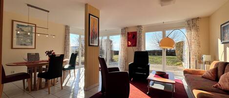 Televisor, reproductor de DVD, llibres i estèreo