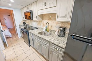 Réfrigérateur, four à micro-ondes, un four, surface de cuisson