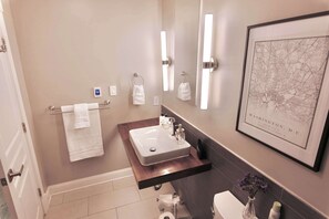 Douche, sèche-cheveux, serviettes fournies