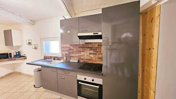 Kühlschrank, Mikrowelle, Ofen, Herdplatte