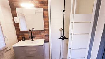Haartrockner, Handtücher, Seife, Toilettenpapier
