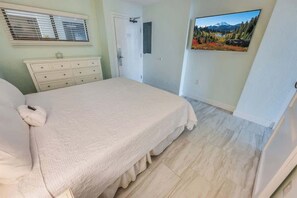 Een strijkplank/strijkijzer, wifi, beddengoed