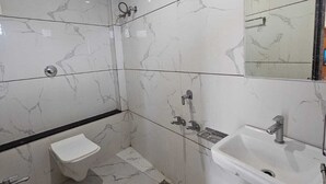 Un bagno con servizi igienici, bidet, lavandino e doccia.