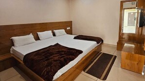 Una camera da letto moderna con un letto in legno, un comodino e una TV integrata.
