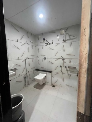 Chambre Deluxe | Salle de bain | Douche, articles de toilette (gratuits), serviettes fournies, shampooing