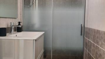 SĂšche-cheveux, serviettes fournies, savon, papier toilette