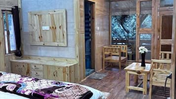 Deluxe Room | Iron/ironing board, free WiFi