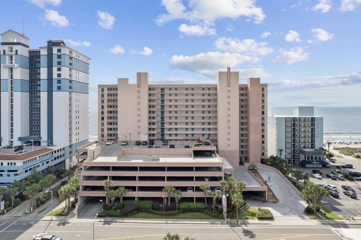 Ein mehrgeschossiges Hotel mit Tiefgarage, Blick auf den Strand und moderner Architektur.