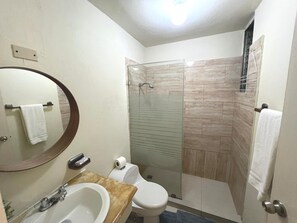 Apartment, 1 Bedroom, Smoking, City View | Bathroom