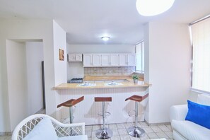 Apartment, 1 Bedroom, Smoking, City View | Living room