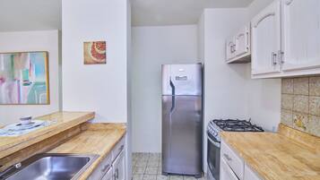 Apartment, 1 Bedroom, Smoking, City View | Interior