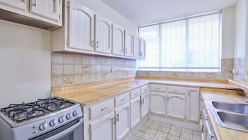 Apartment, 1 Bedroom, Smoking, City View | Interior