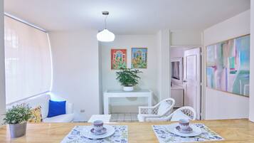 Apartment, 1 Bedroom, Smoking, City View | Dining room