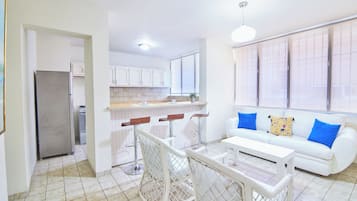 Apartment, 1 Bedroom, Smoking, City View | Living room